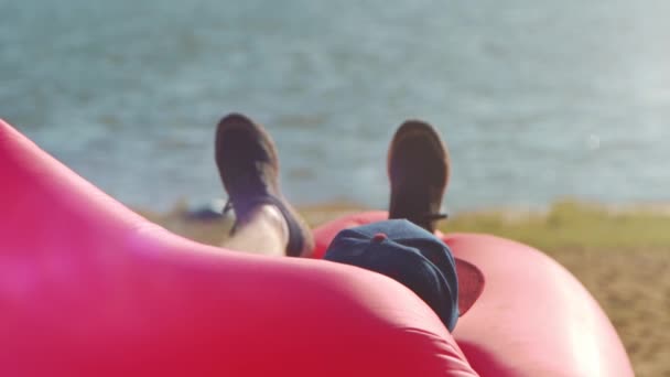 Homens relaxando na praia — Vídeo de Stock
