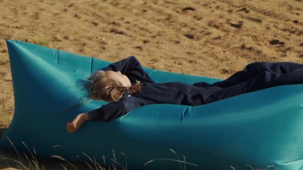 Kleines Mädchen entspannt am Strand — Stockvideo