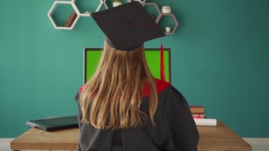 Arkadan bak. Üniversite mezunu. Çevrimiçi eğitim, web tabanlı eğitim videoları, çevrimiçi kurslar ve eğitimler, e-öğrenim kavramı. yeşil ekran