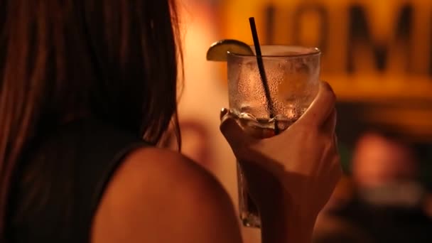 Mädchen hält einen Cocktail in der Hand. Rückseite — Stockvideo