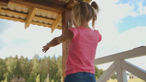 Артистическая маленькая девочка танцует на летней террасе — стоковое видео