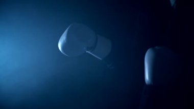 Boks eldivenli bir iş adamı. Zorluklarla mücadele et