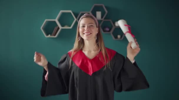 Feliz baile de las mujeres graduadas con diploma — Vídeos de Stock