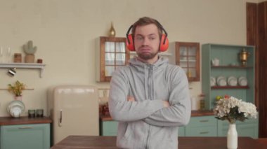 Bir apartmanda gürültülü komşular. Ses geçirmezlik