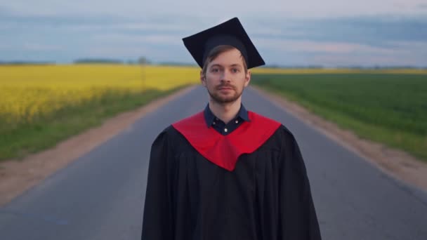 Spokojenost absolventi přehlídky diplom stojící na silnici