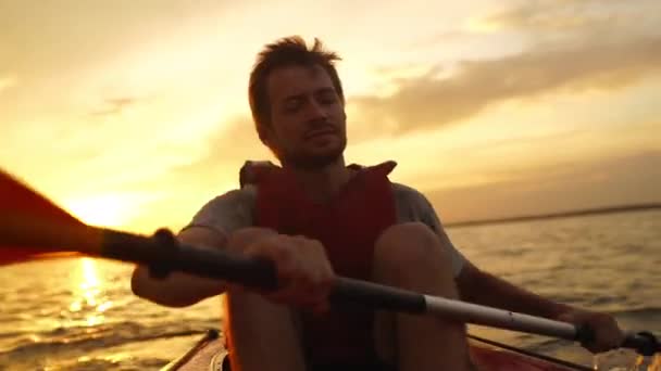 Sillouette de hombre kayak en el lago al atardecer. Relajante en la naturaleza — Vídeos de Stock