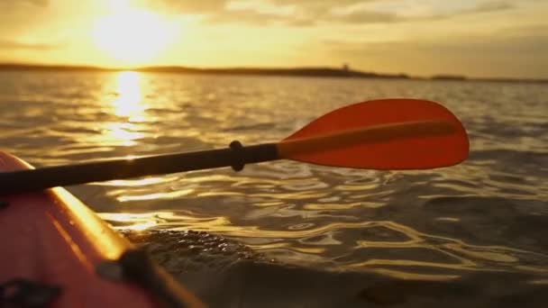 Close-up of a man holding a yellow kayak paddle — Stock Video