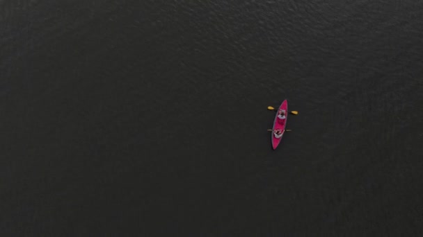 Eenzame kajak op het meer. Het uitzicht vanaf de top — Stockvideo