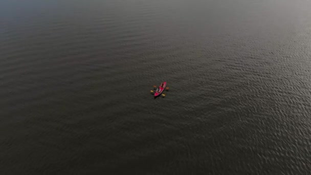 Gölde yalnız bir kano. Yukarıdan görünüşü — Stok video