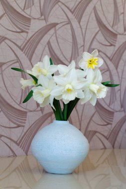 Bir tabloda bir vazoda beyaz nergis. Bahar nergis.