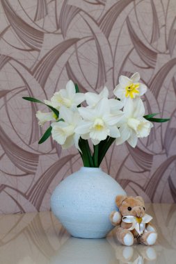 Bir tabloda bir vazoda beyaz nergis. Bahar nergis.