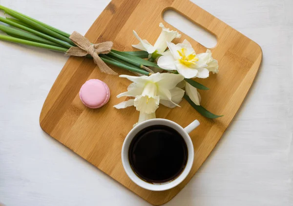 Πρωινός Καφές Γλυκά Και Daffodils Ένα Ξύλινο Ταμπλό — Φωτογραφία Αρχείου