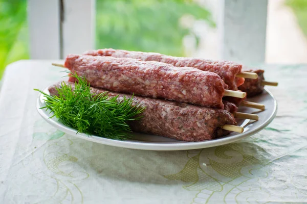 Raw Lulya Kebab Från Kött Vit Platta — Stockfoto