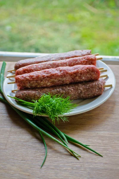 Kebab Lulya Surowego Mięsa Białym Talerzu — Zdjęcie stockowe