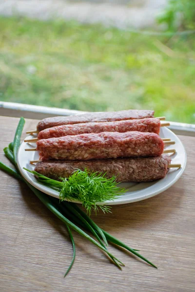Surový Lulya Kebab Masa Bílé Plotně — Stock fotografie