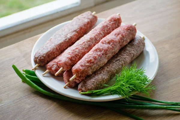 Surový Lulya Kebab Masa Bílé Plotně — Stock fotografie