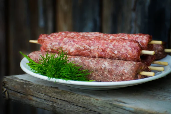 Nyers Lulya Kebab Hús Egy Fehér Lemezre — Stock Fotó