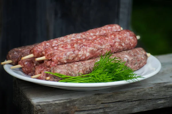 Nyers Lulya Kebab Hús Egy Fehér Lemezre — Stock Fotó