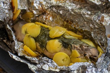 Folyo Somon Balık pişmiş. Lezzetli yemek pişmiş patates ile.