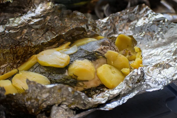 Ugnsbakad Lax Fisk Folie Välsmakande Maträtt Tillagad Med Potatis — Stockfoto