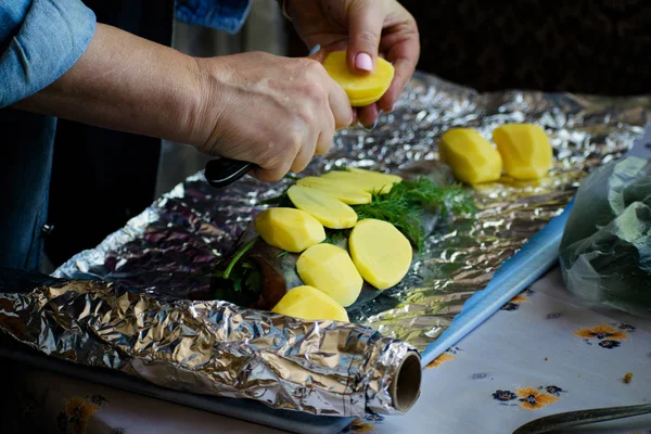 Casalinga Che Cucina Pesce Salmone Con Patate Aneto Lamina Piatto — Foto Stock