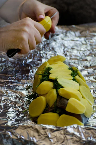 Yemek ile Somon Balık patates ile ev hanımı ve ve dereotu folyo. Lezzetli yemek pişmiş patates ile.
