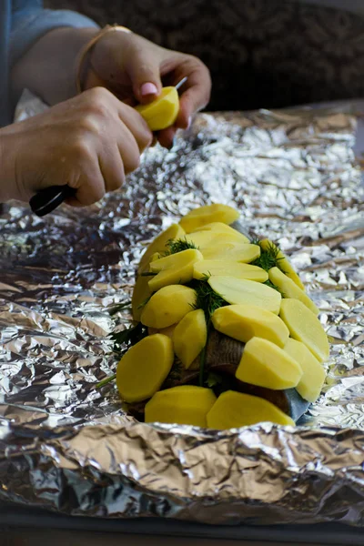 Yemek ile Somon Balık patates ile ev hanımı ve ve dereotu folyo. Lezzetli yemek pişmiş patates ile.