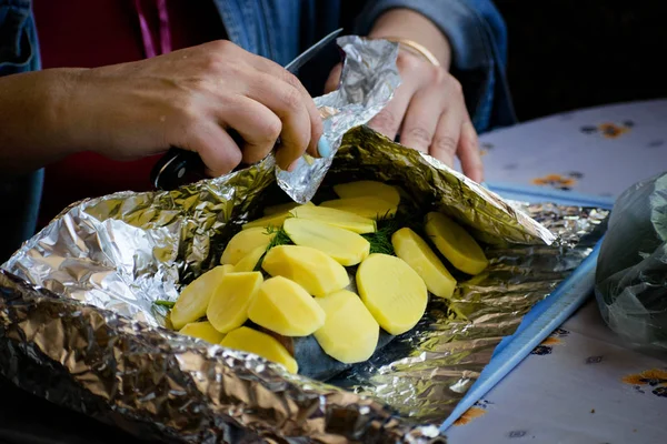 Yemek ile Somon Balık patates ile ev hanımı ve ve dereotu folyo. Lezzetli yemek pişmiş patates ile.