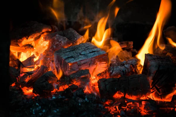 Puncak Api Pada Kayu Terbakar Perapian — Stok Foto