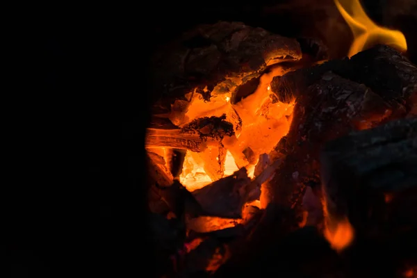 Cresta Fiamma Sulla Legna Ardente Nel Camino — Foto Stock