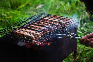 Lulya kebap et üzerinden ızgara hazırlanıyor.