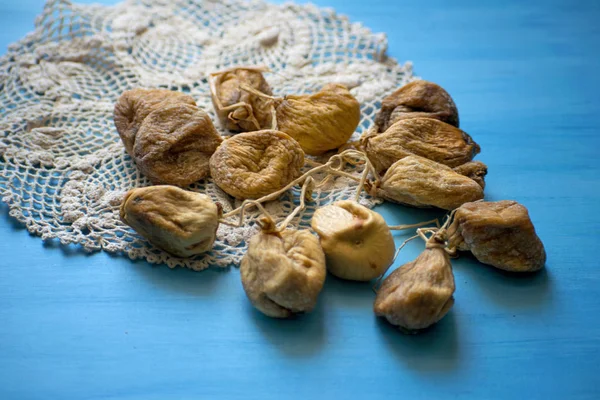 Bosje Gedroogde Vijgen Een Gebreide Servet Een Blauwe Tafel — Stockfoto