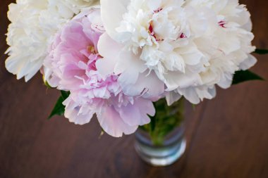 Beyaz ve pembe peonies yakın çekim zarif buket.