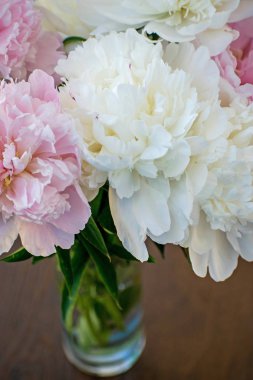 Beyaz ve pembe peonies yakın çekim zarif buket.