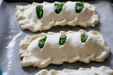 Puf böreği kuzukulağı yakın çekim ile buns. Yeşillikleri ile ev yapımı kekler