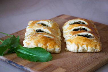 Puf böreği kuzukulağı yakın çekim ile buns. Yeşillikleri ile ev yapımı kekler