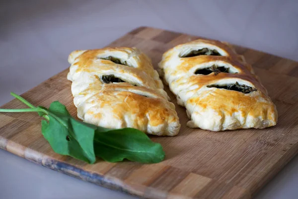 Puf böreği kuzukulağı yakın çekim ile buns. Yeşillikleri ile ev yapımı kekler