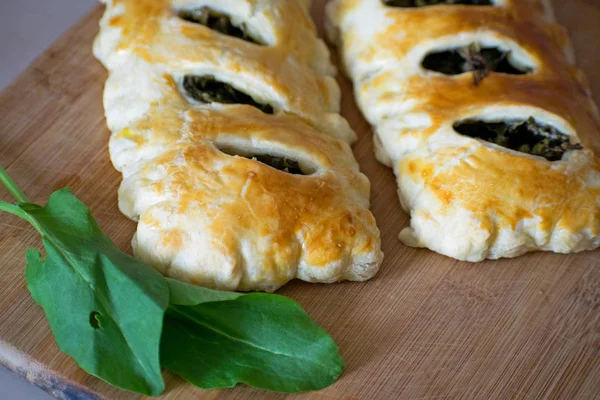 Puf böreği kuzukulağı yakın çekim ile buns. Yeşillikleri ile ev yapımı kekler