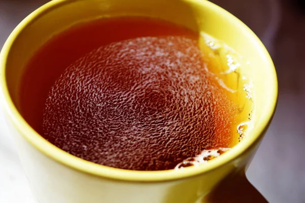 Bir fincan çay ile balkonda güneşli sabah.