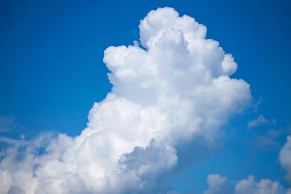 Harika büyük beyaz bulut üzerinde mavi bir gökyüzü. Bulut ile mavi gökyüzü.