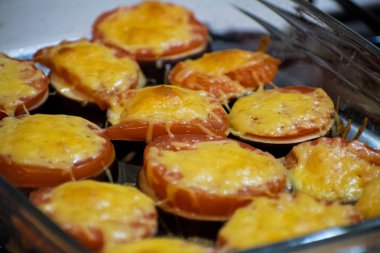 Sıcak patlıcan peynir ve domates ile kapatın. Fırında patlıcan domates ve peynir ile.