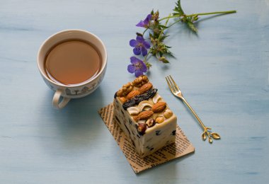 Oryantal şekerleme, helva, fındıklı dondurma tozu. Çay Türk tatlılar.