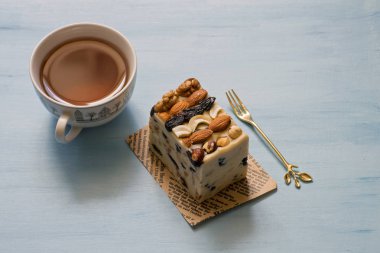 Oryantal şekerleme, helva, fındıklı dondurma tozu. Çay Türk tatlılar.
