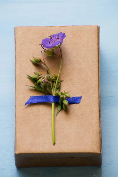 Leylak Çiçeği Ile Dekore Kraft Kağıt Sarılı Bir Hediye Kutusu — Stok fotoğraf