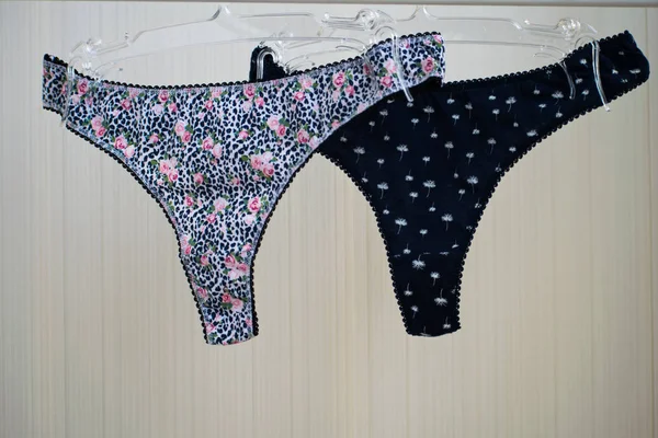 Koyu mavi iç çamaşırı. Mavi dantel tanga asılı bir bir askı üzerinde.