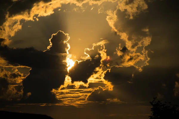 Zachód Słońca Ogromne Pomarańczowe Światło Słońca Przez Chmury — Zdjęcie stockowe