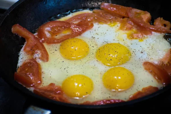 Huevos Fritos Con Tomate Una Sartén Huevos Fritos Con Tomates —  Fotos de Stock