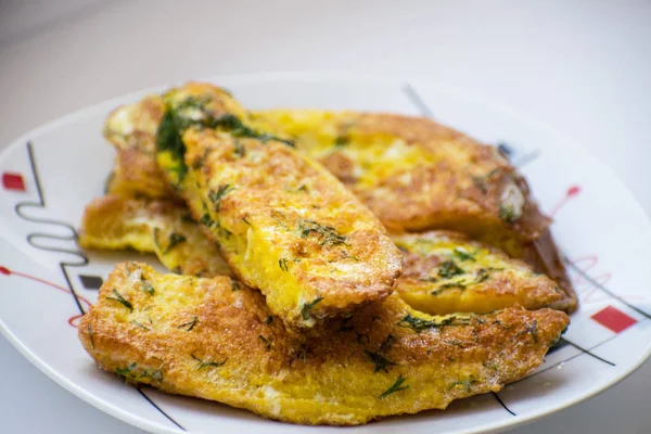 Dereotu bir yumurta, kızarmış ekmek. Bir tabak kızarmış ekmek.