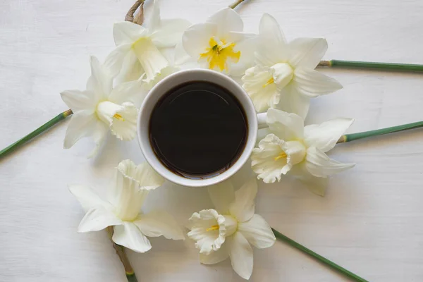 Красивые Нарциссы Чашка Кофе Белом Фоне Чашка Кофе Белые Цветы — стоковое фото