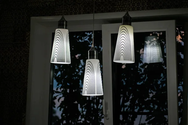 Una Lampada Decorativa Bianca Pende Dal Soffitto Moderno Lampadario Bianco — Foto Stock